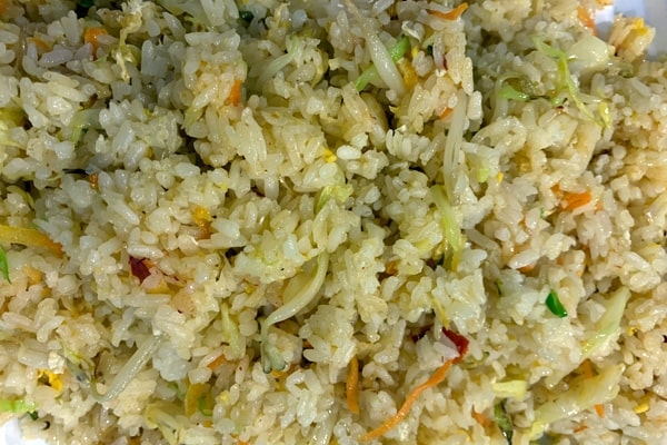 3В: Пържен ориз с лют сос и зеленчуци